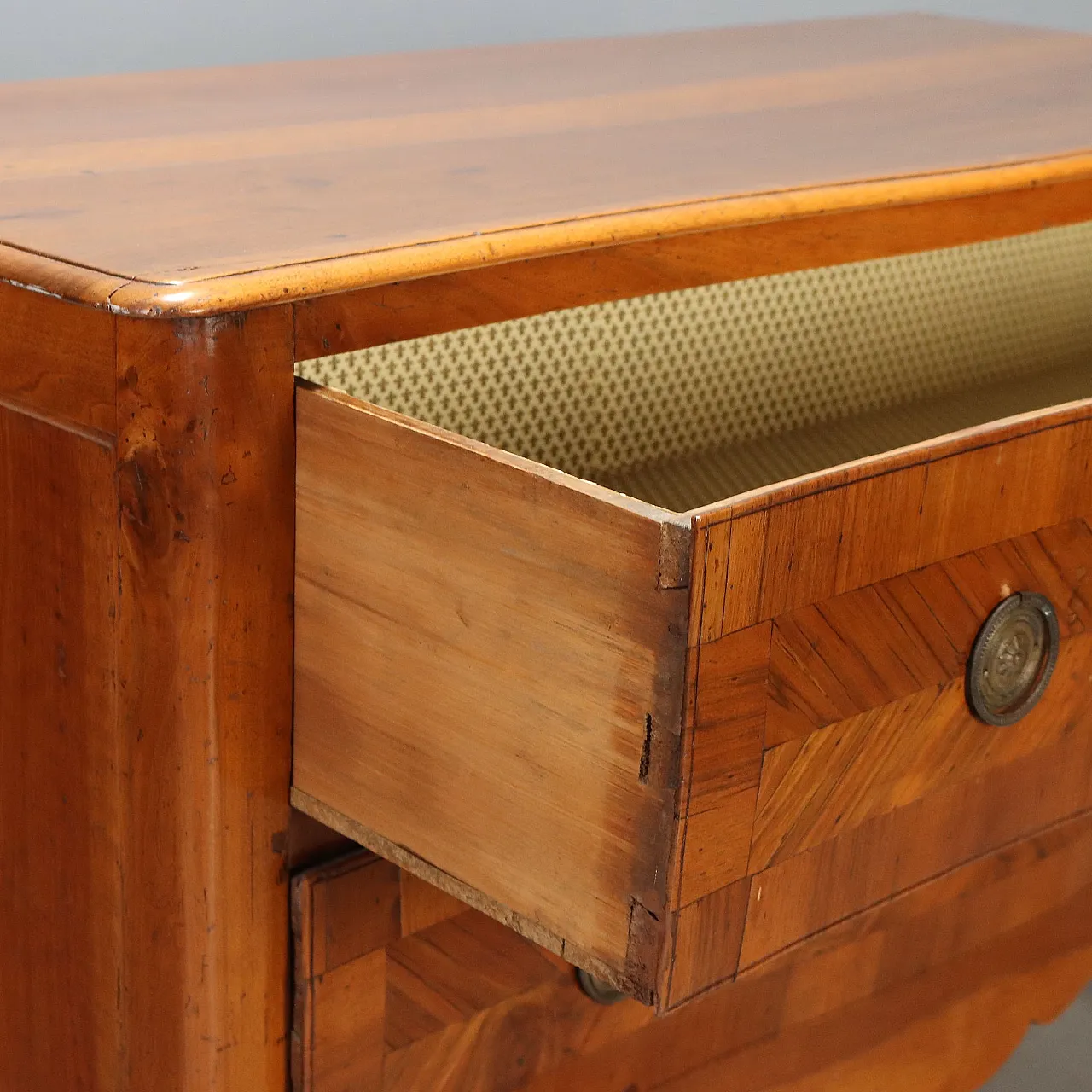 Baroque walnut chest of drawers, 18th century 3
