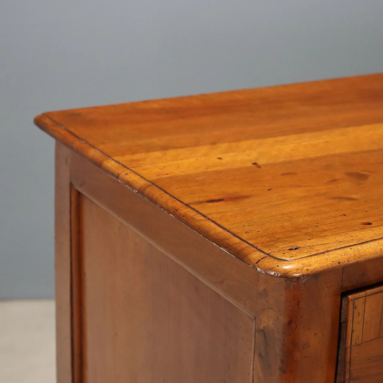 Baroque walnut chest of drawers, 18th century 4