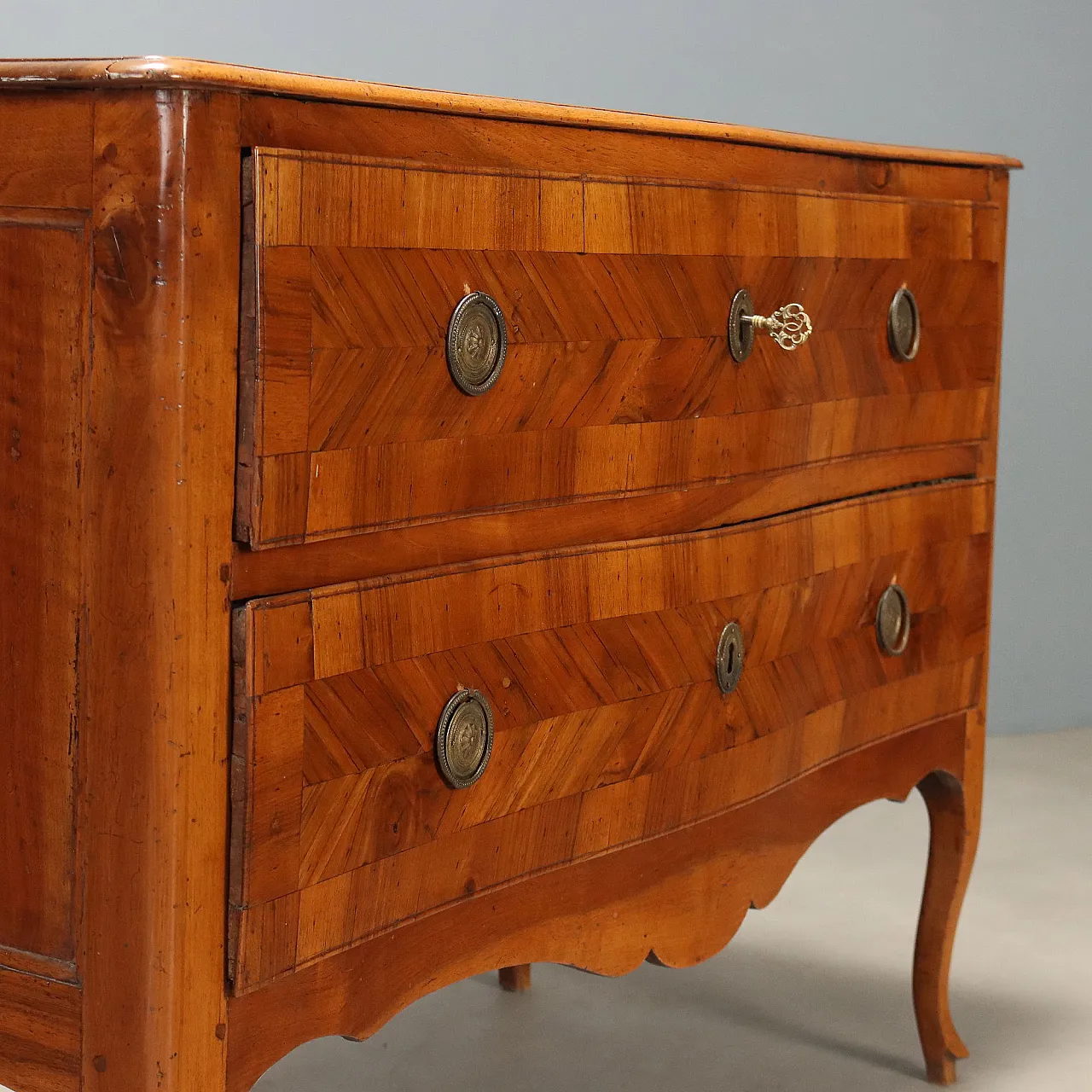 Baroque walnut chest of drawers, 18th century 6