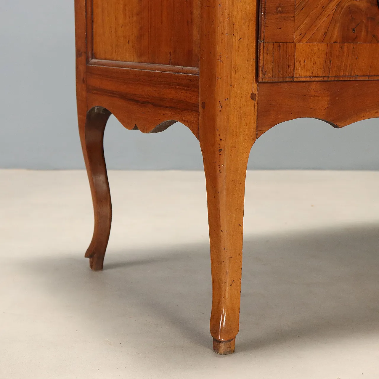 Baroque walnut chest of drawers, 18th century 8