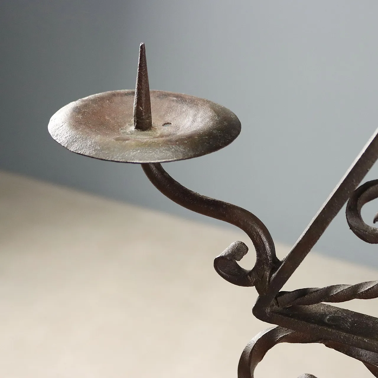 Torciere in ferro battuto a sette fiamme, 20th century 6