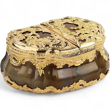 Snuffbox in carved agate and mounted in 18 carat gold, 18th century