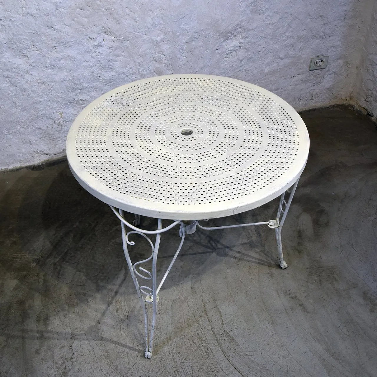 Tavolo da giardino rotondo in ferro battuto, anni '50 6