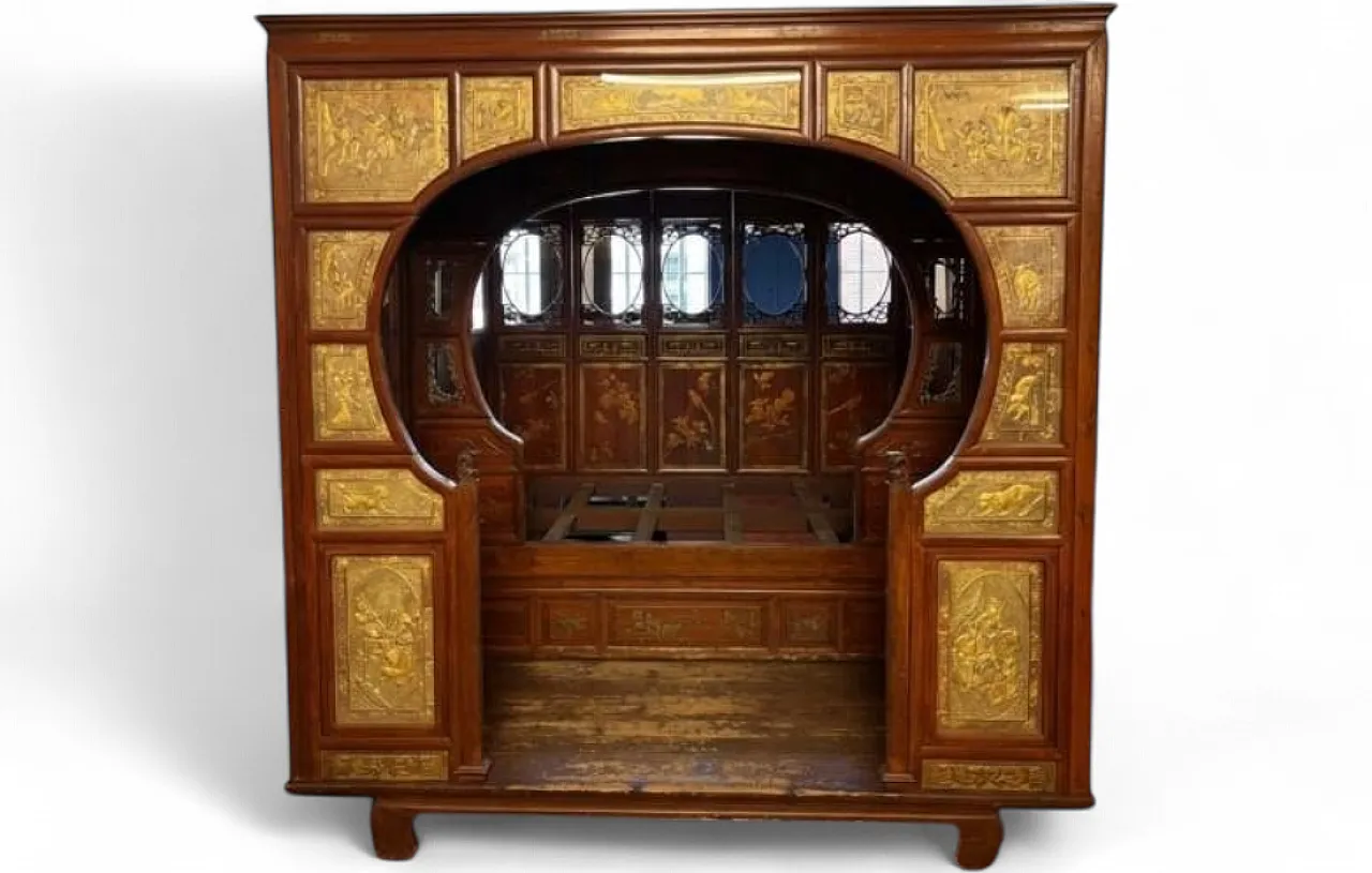 Chinese wooden canopy bed with golden decorations, 20th century 9