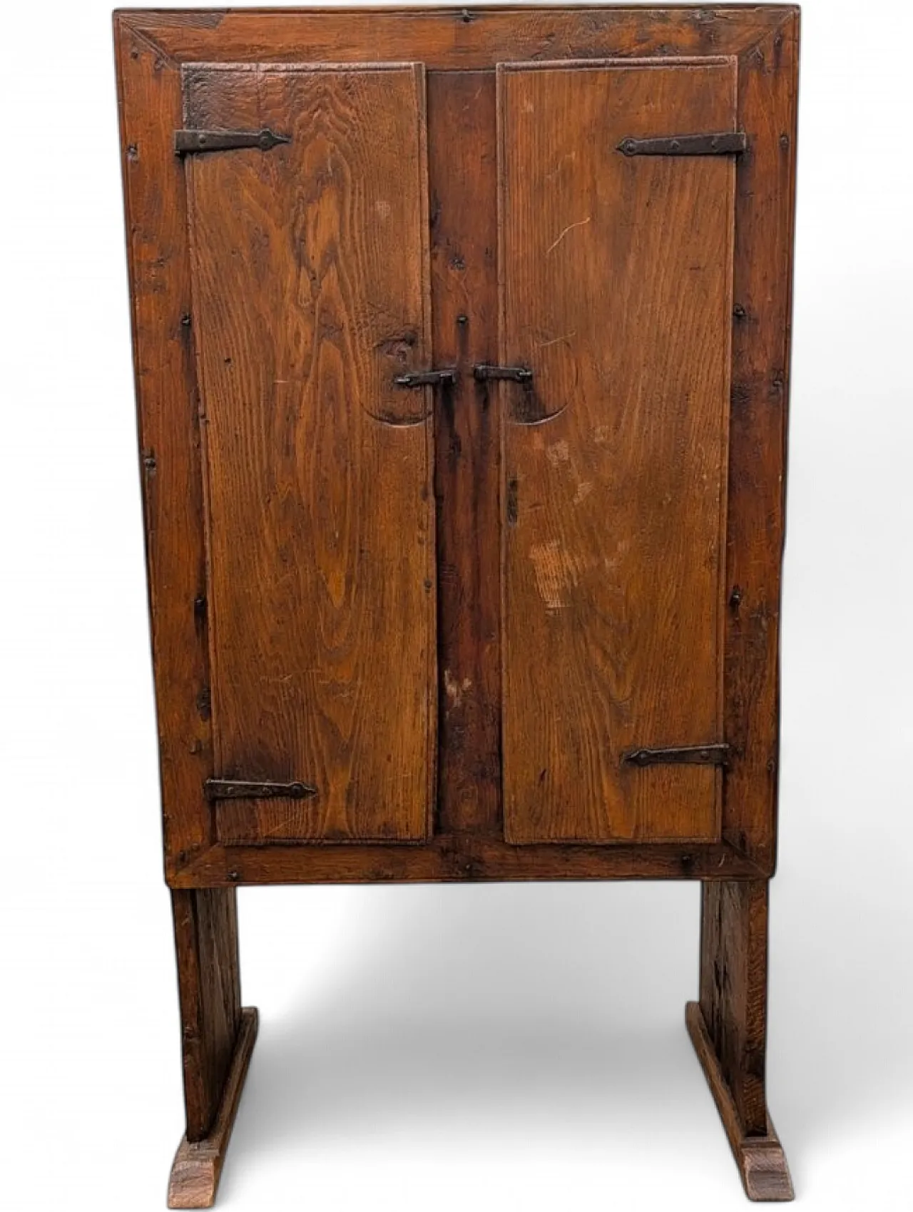 Two-door chestnut wood cabinet, late 17th century 16