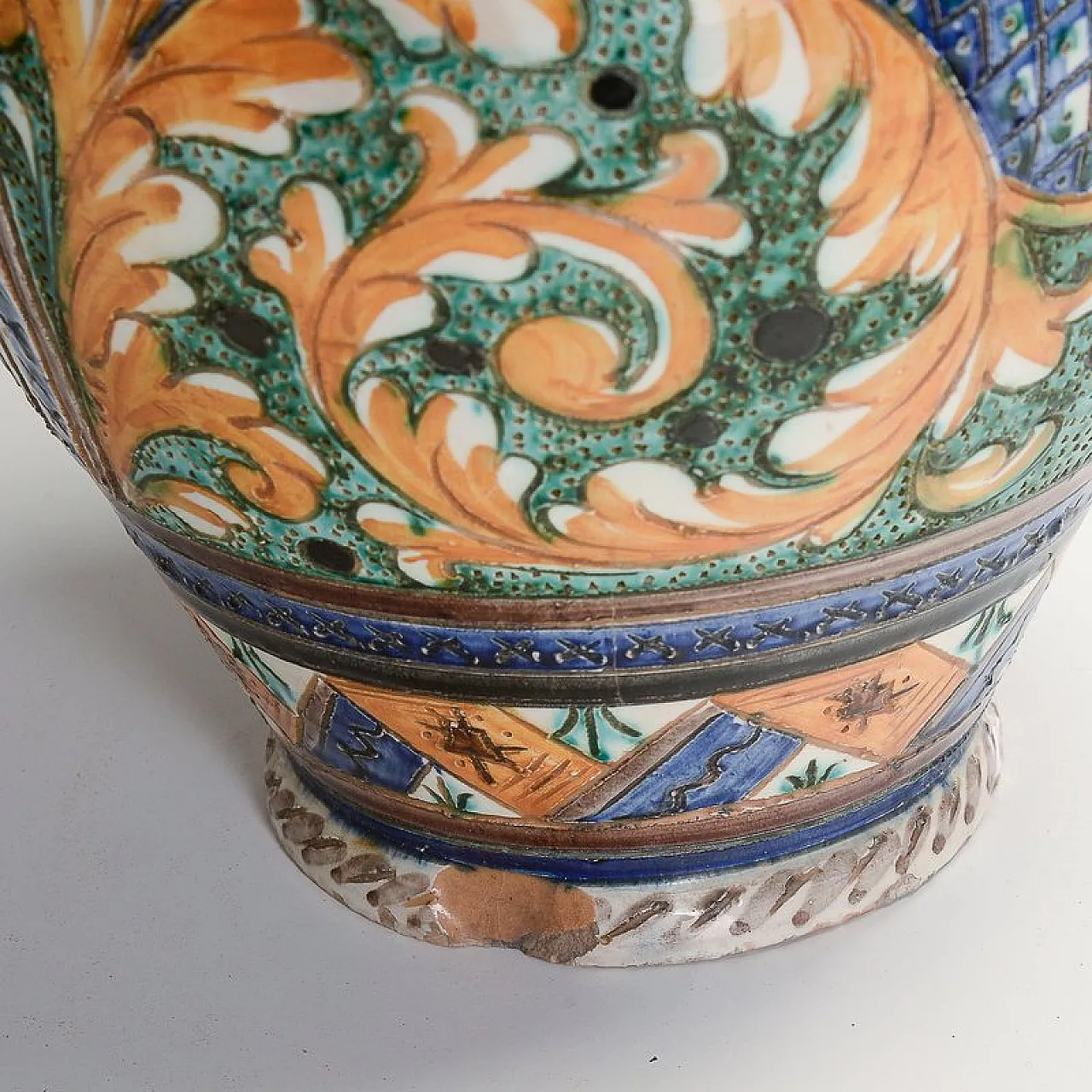 Pair of vases from Deruta, mid-20th century 12