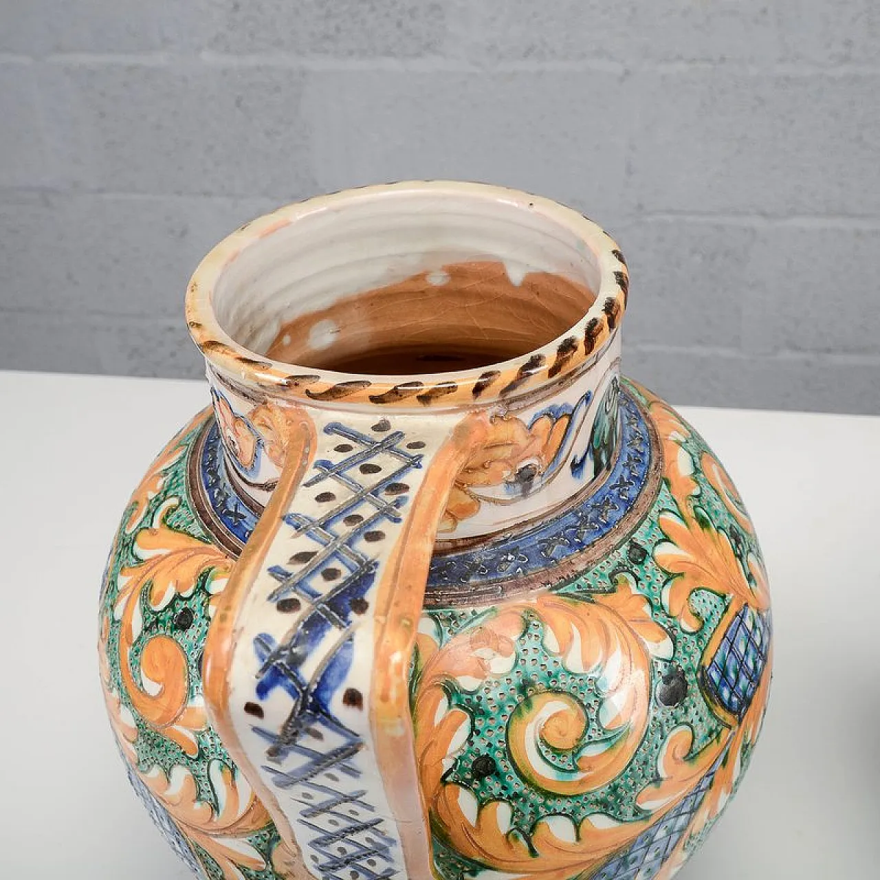 Pair of vases from Deruta, mid-20th century 14