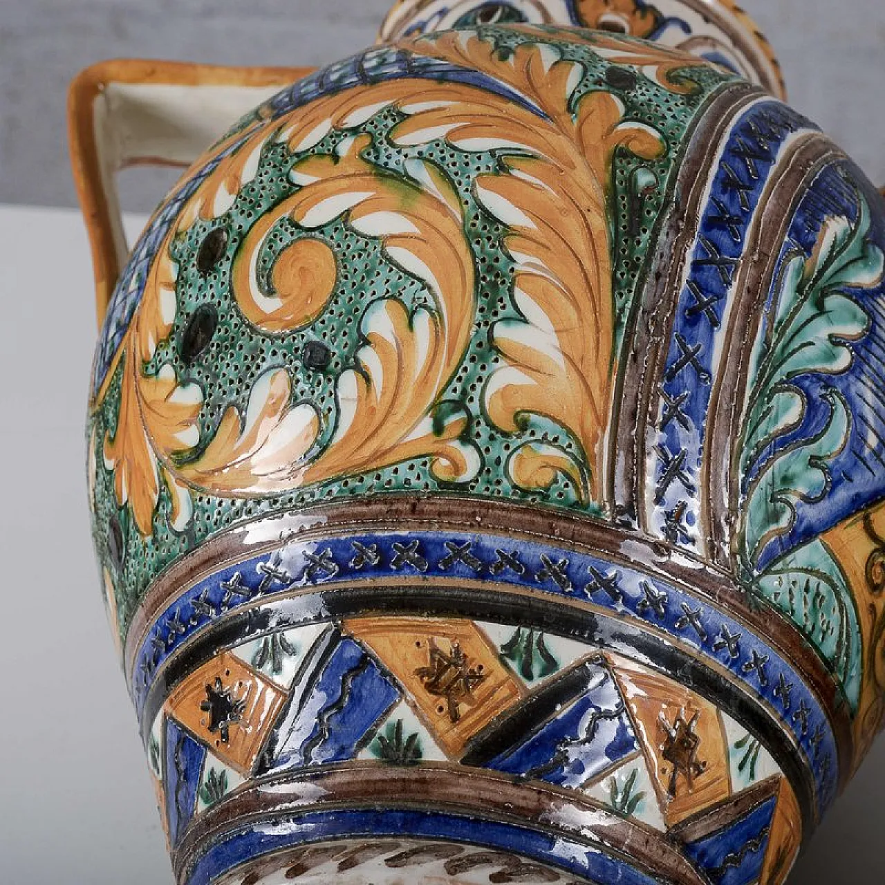 Pair of vases from Deruta, mid-20th century 15