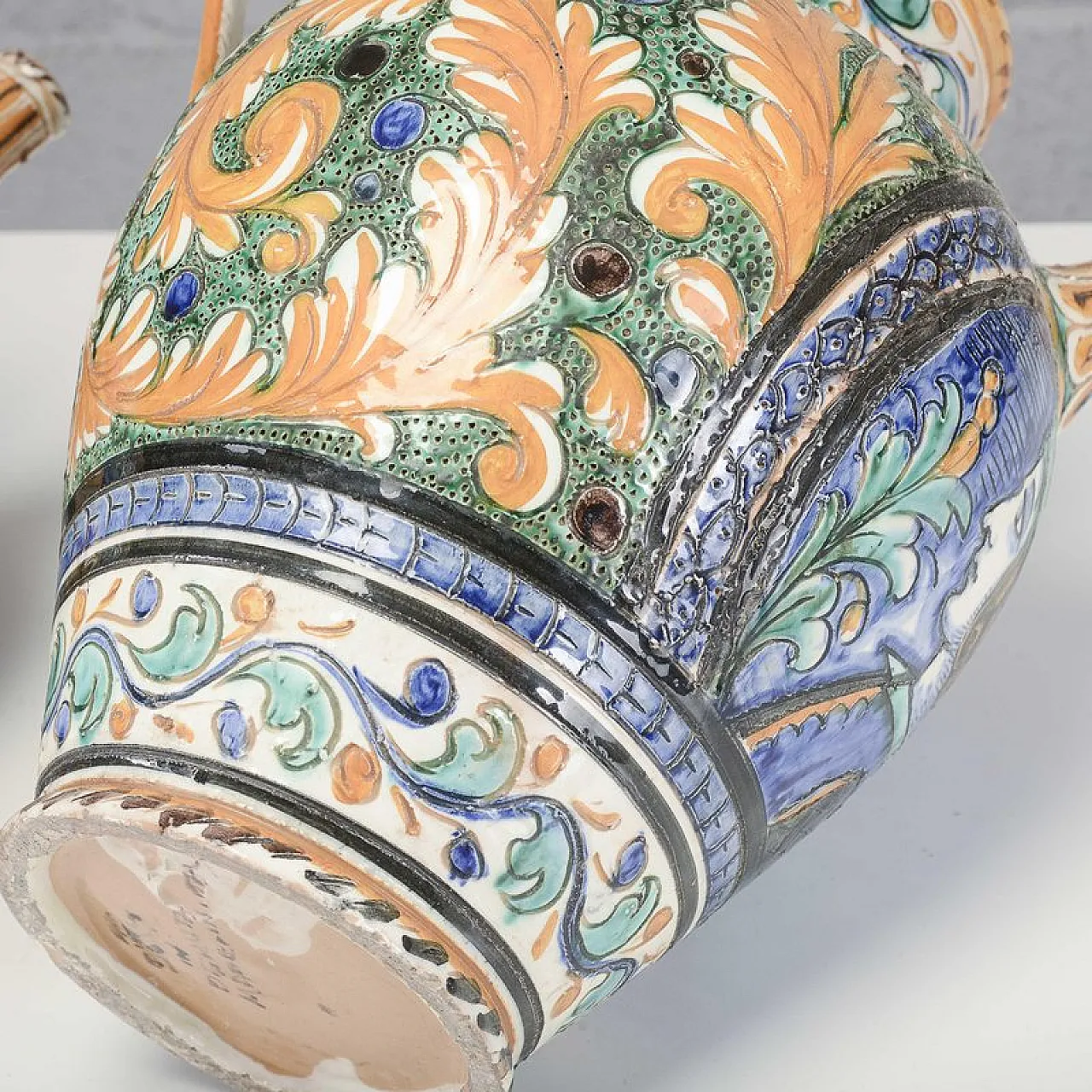 Pair of vases from Deruta, mid-20th century 16