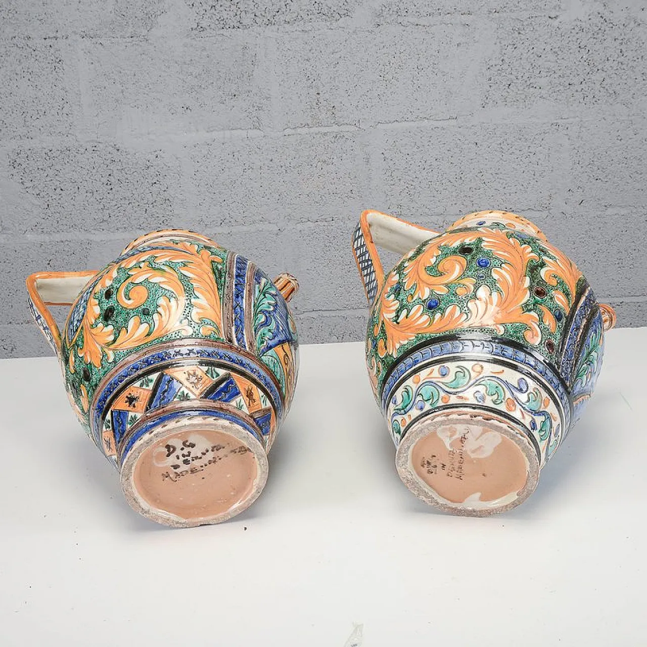 Pair of vases from Deruta, mid-20th century 19