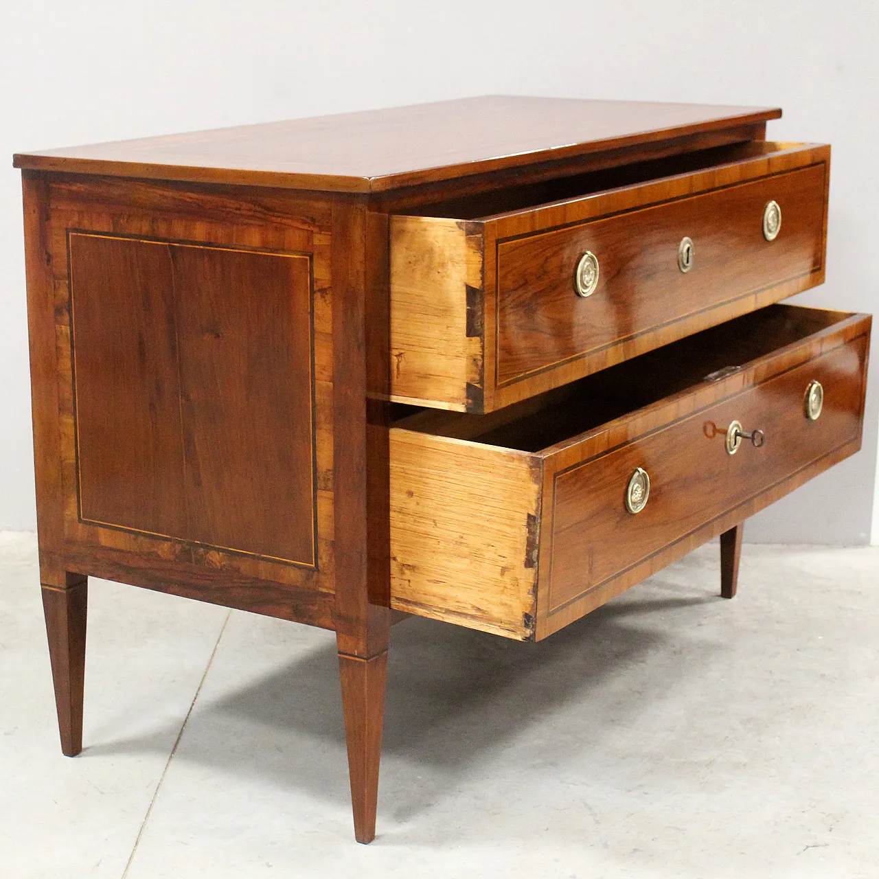 Antique Louis XVI chest of drawers in inlaid walnut, Italy, 18th century 3