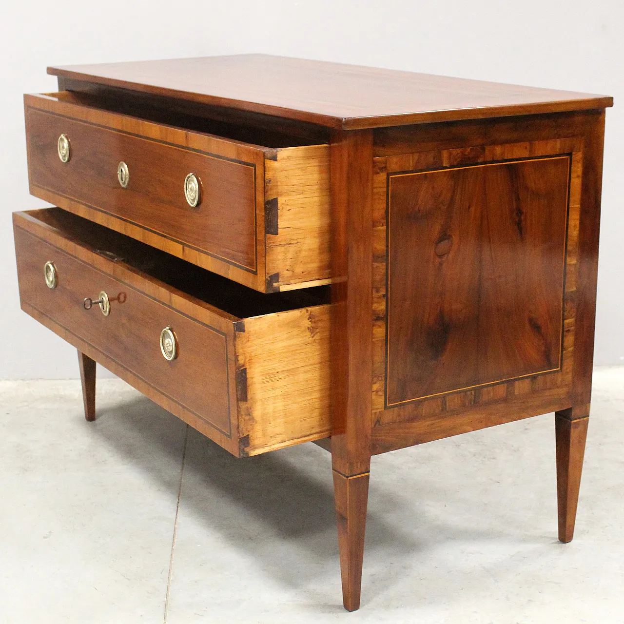 Antique Louis XVI chest of drawers in inlaid walnut, Italy, 18th century 4