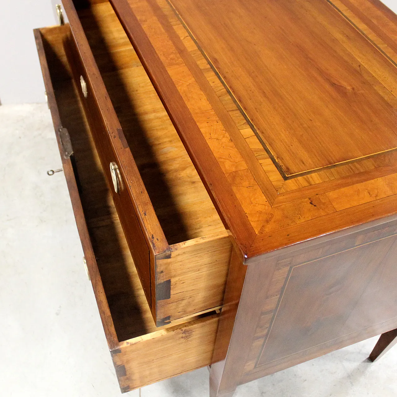 Antique Louis XVI chest of drawers in inlaid walnut, Italy, 18th century 10