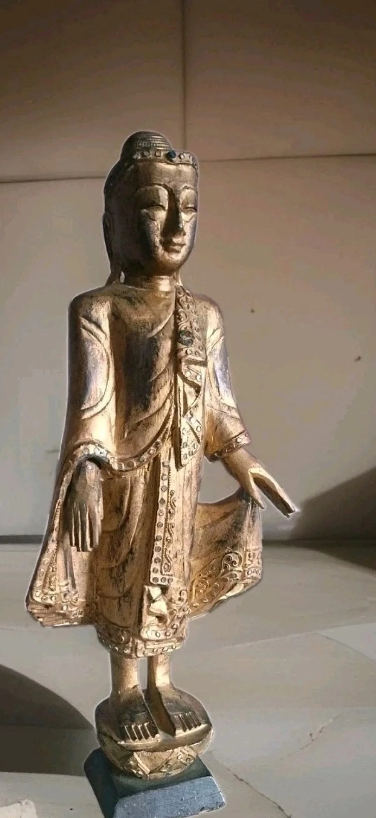 Antique Mandalay Buddha in gilded wood, Burma 19th Century 1