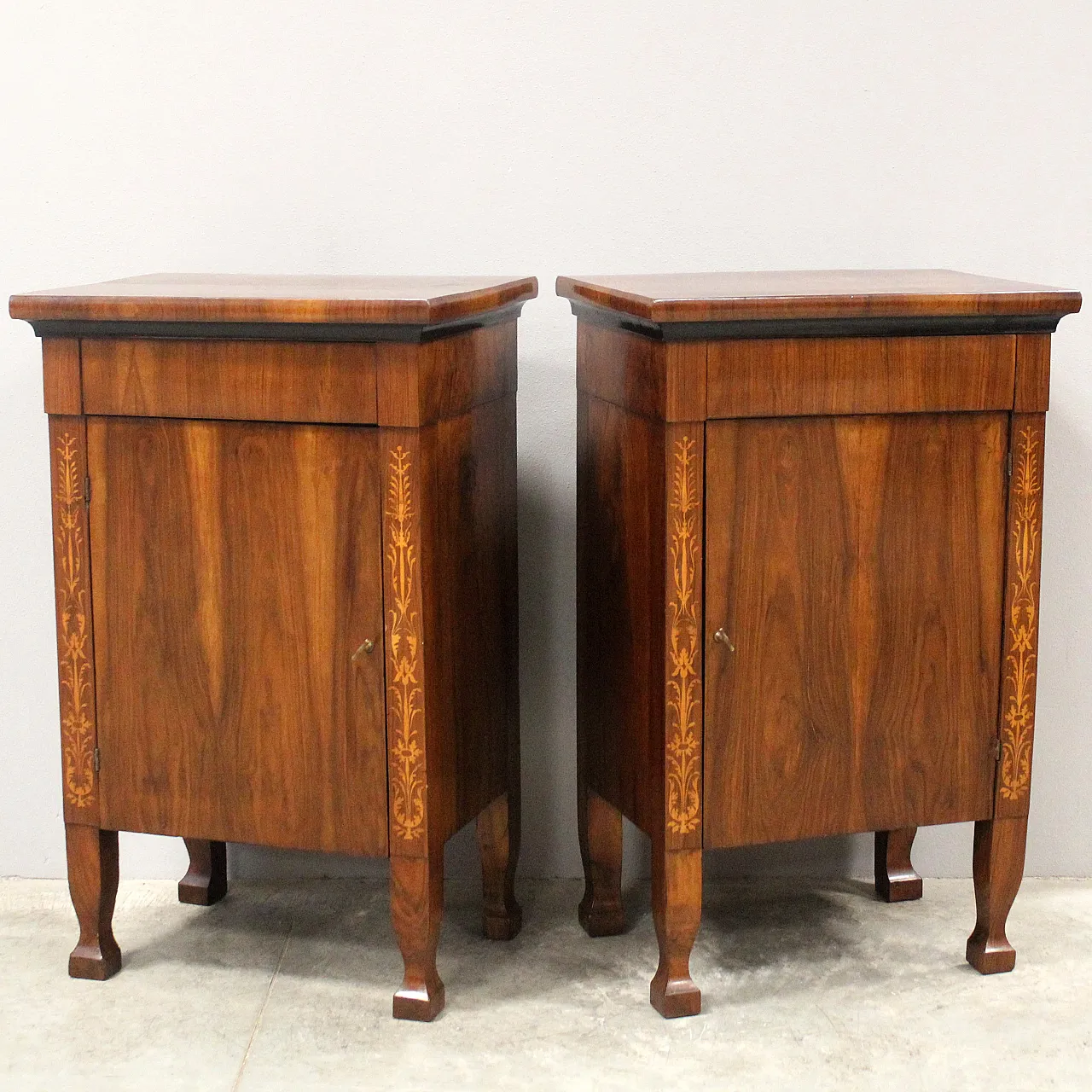 Pair of Empire walnut bedside tables, 19th century Italy 3