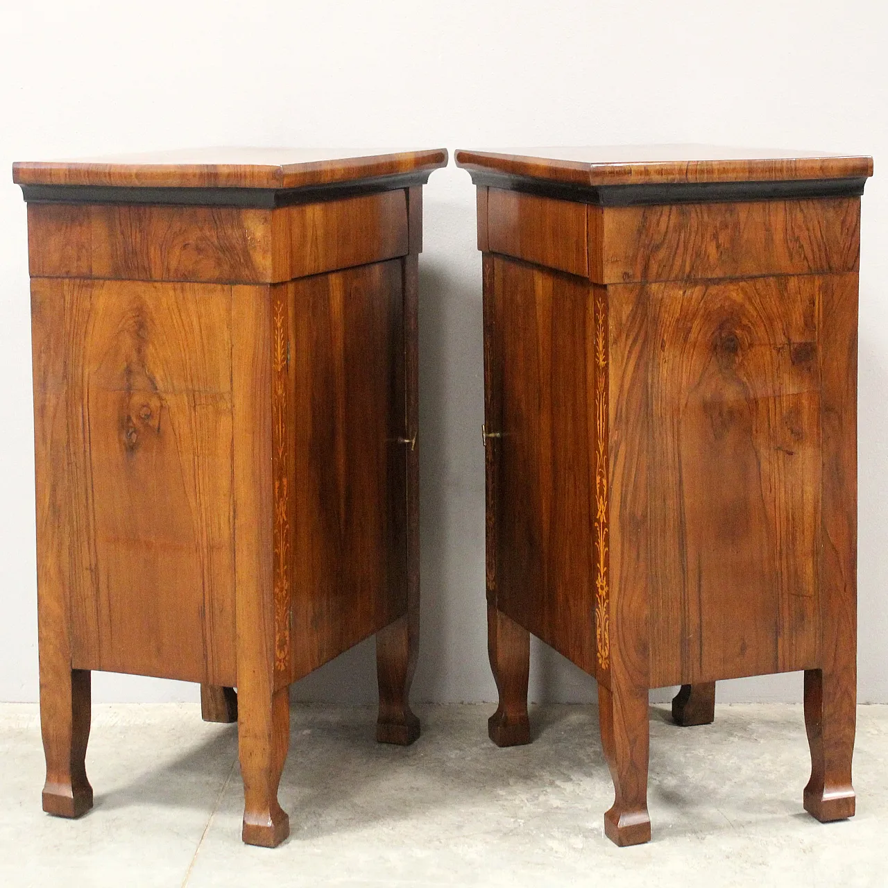 Pair of Empire walnut bedside tables, 19th century Italy 4