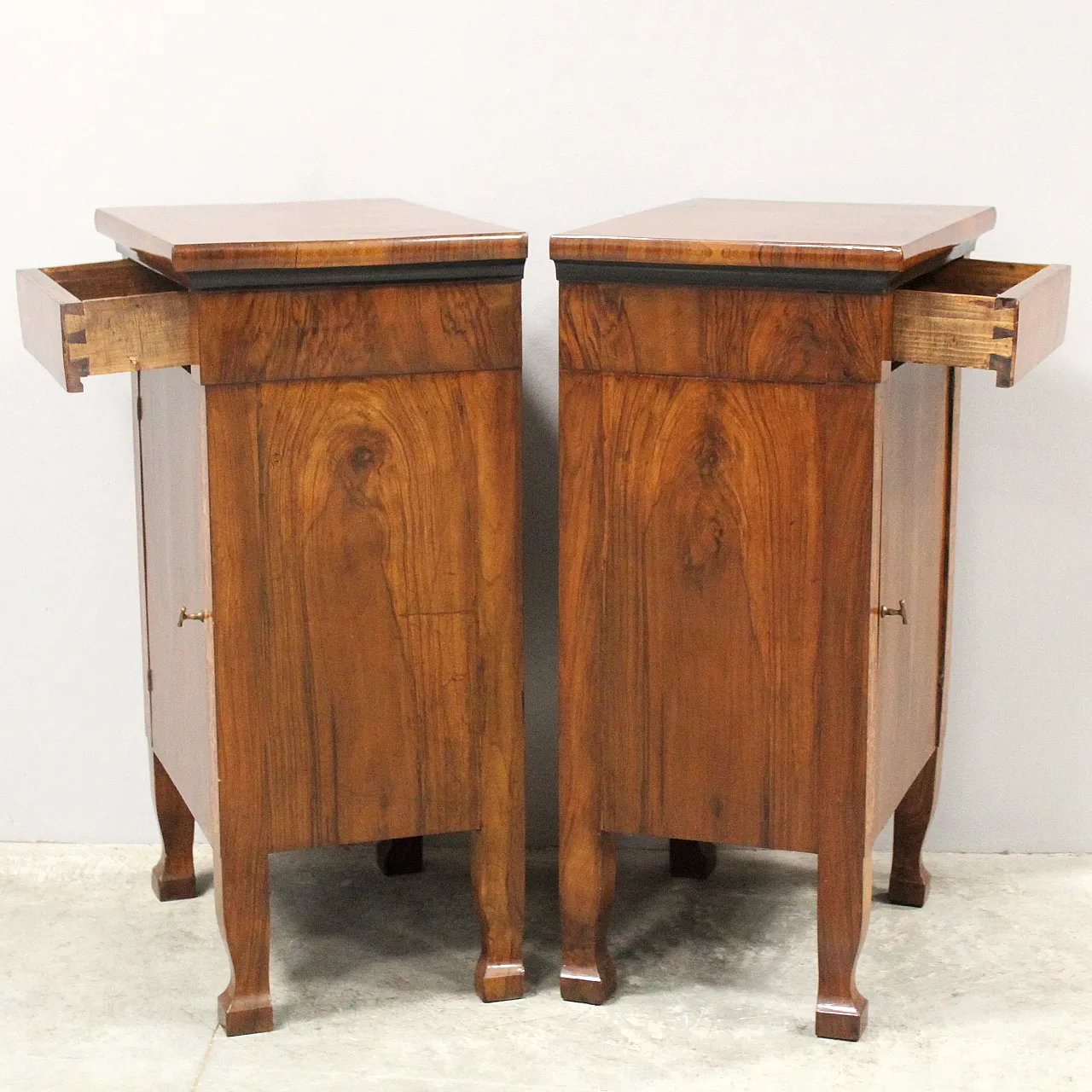 Pair of Empire walnut bedside tables, 19th century Italy 6