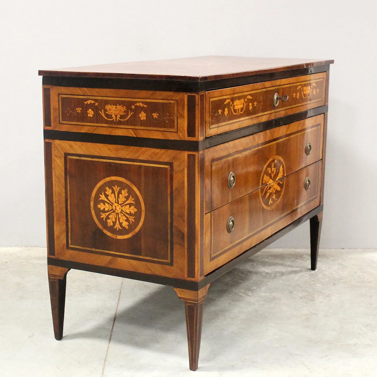 Antique Louis XVI chest of drawers in inlaid walnut, Italy, 18th century 3