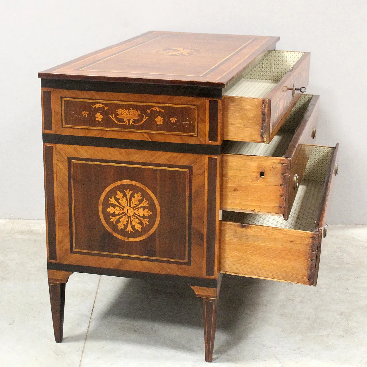 Antique Louis XVI chest of drawers in inlaid walnut, Italy, 18th century 5