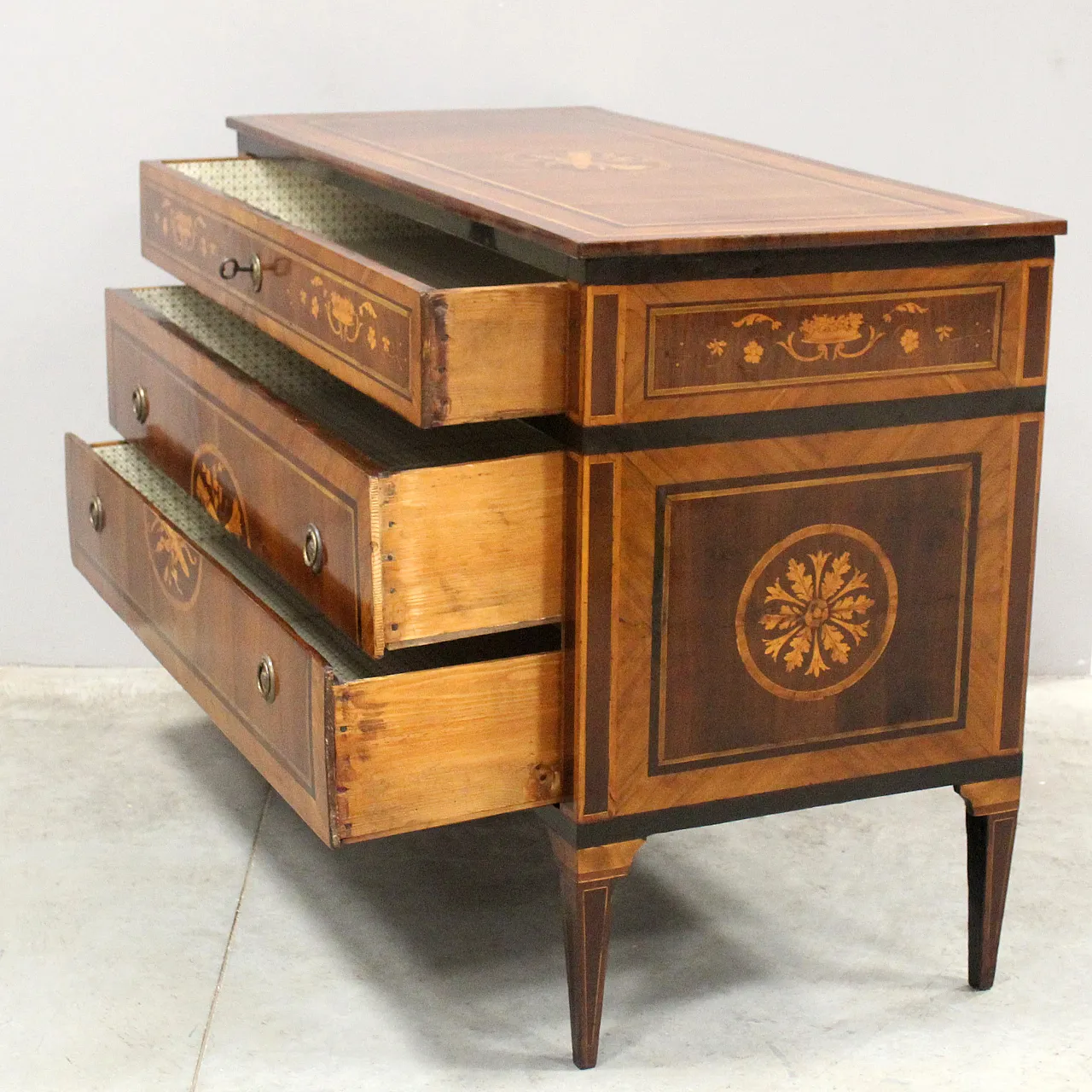Antique Louis XVI chest of drawers in inlaid walnut, Italy, 18th century 6