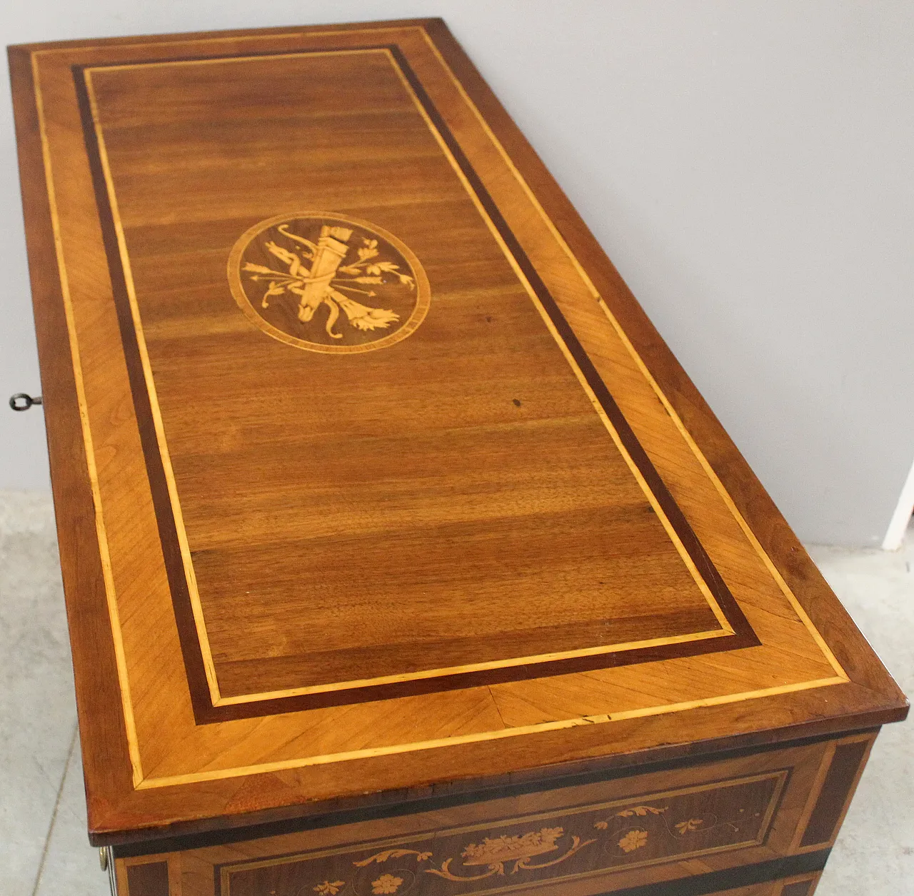 Antique Louis XVI chest of drawers in inlaid walnut, Italy, 18th century 8