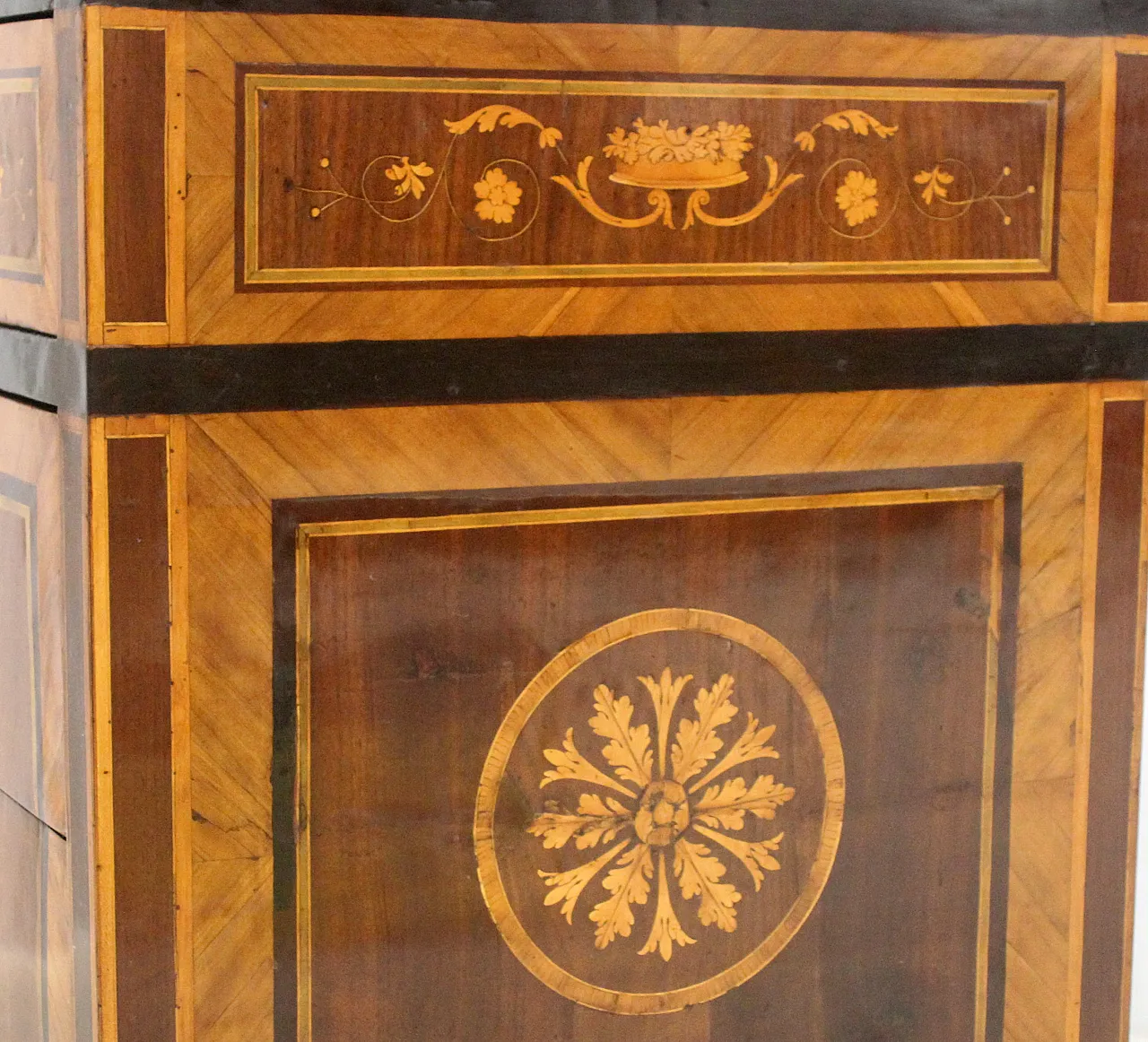 Antique Louis XVI chest of drawers in inlaid walnut, Italy, 18th century 10