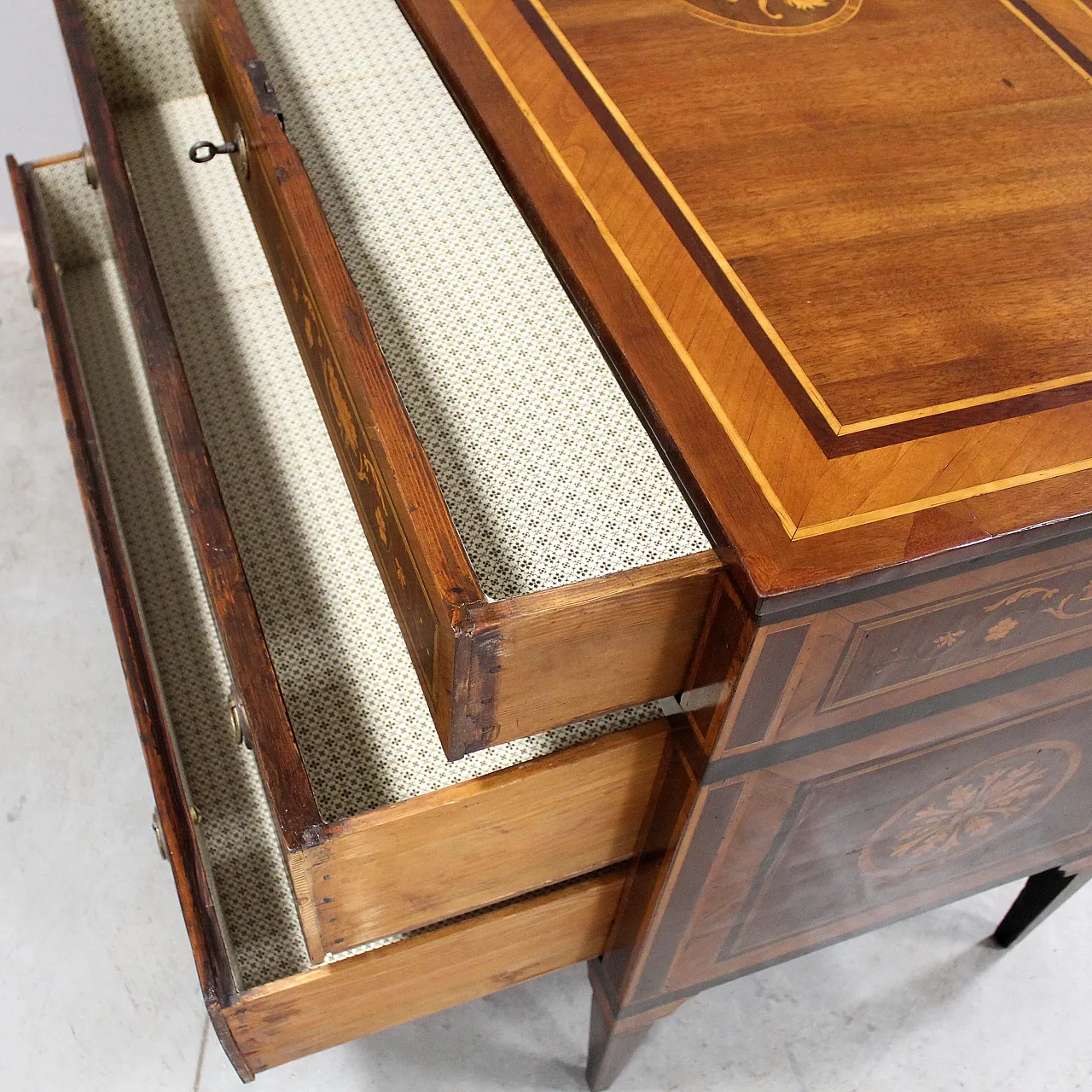 Antique Louis XVI chest of drawers in inlaid walnut, Italy, 18th century 13