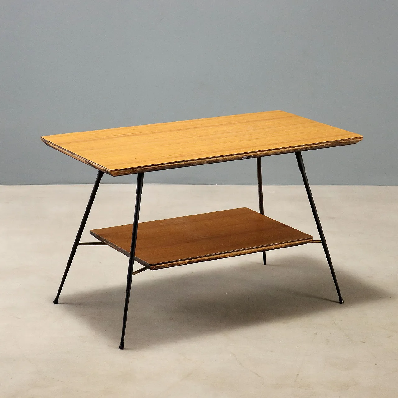 Tavolino con piani in formica, anni '60 1