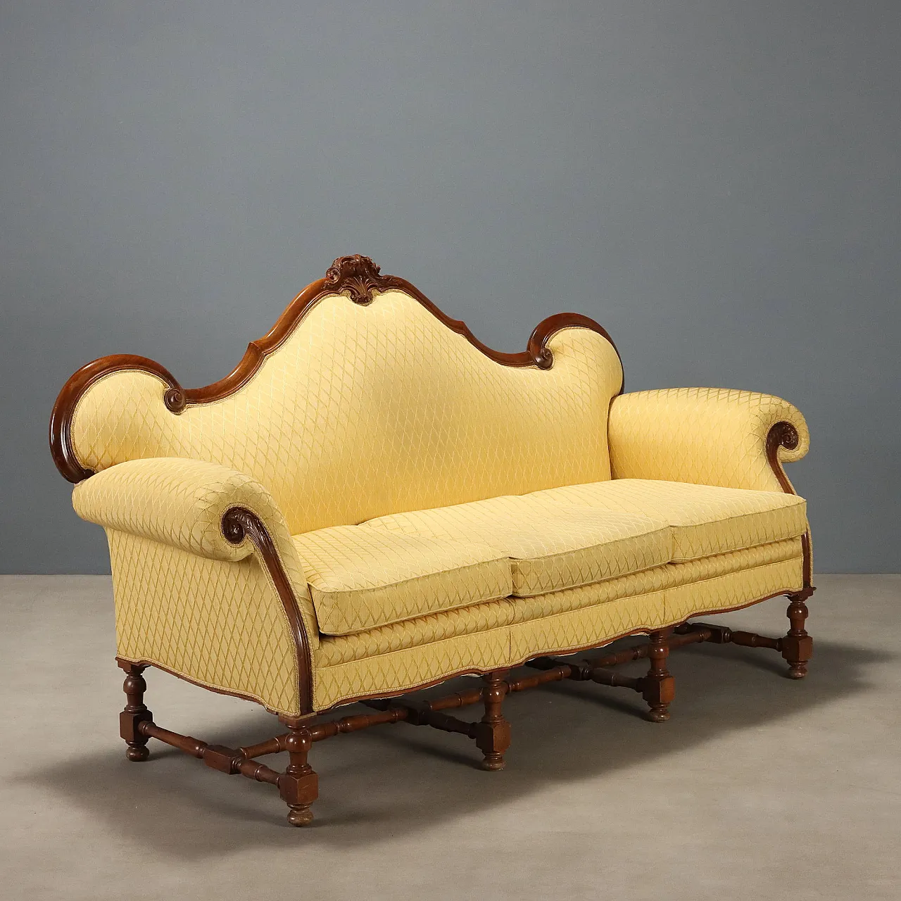 Walnutsofa with leaf carvings, mid-20th century 1