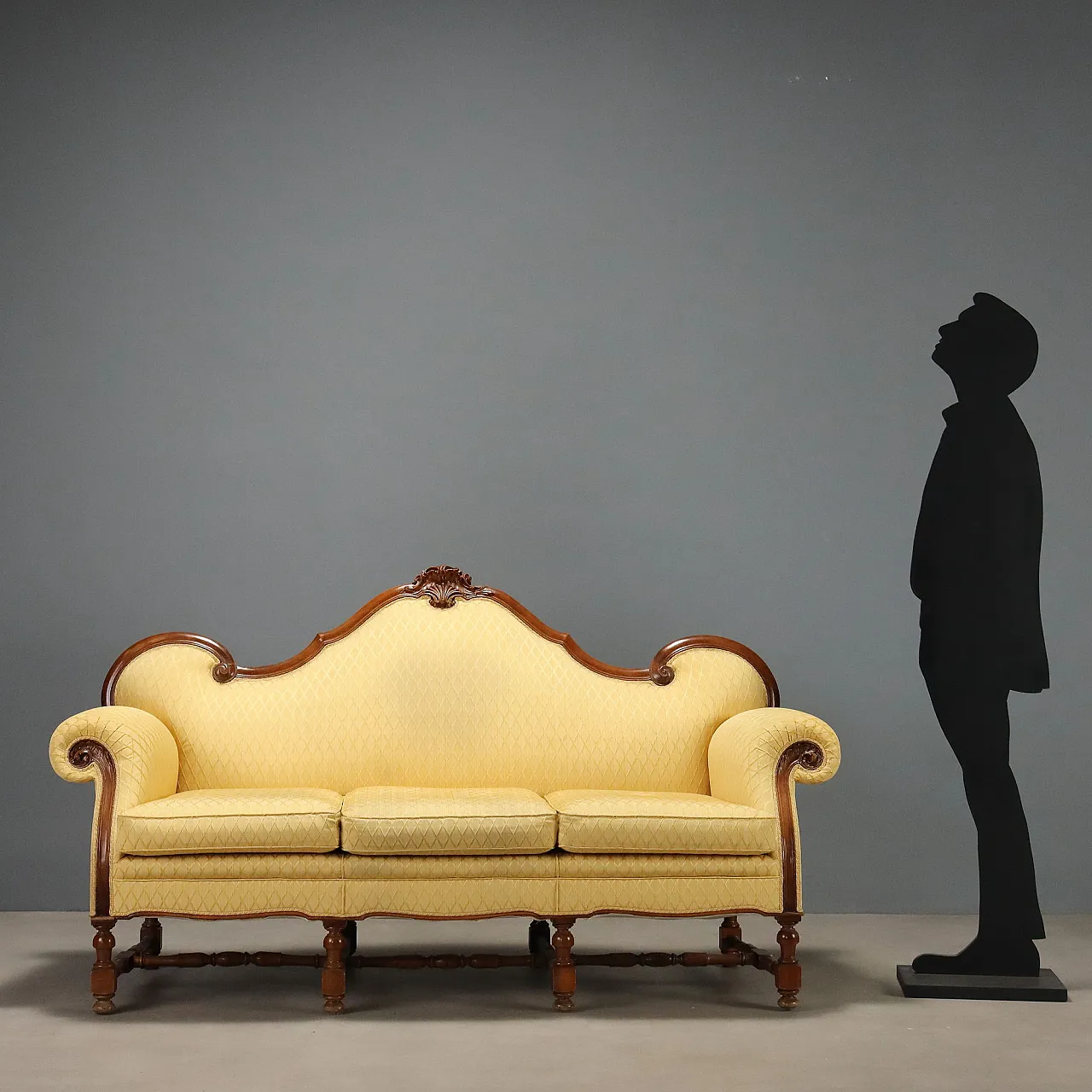 Walnutsofa with leaf carvings, mid-20th century 3