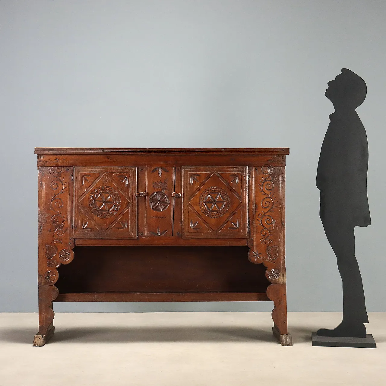 Walnut and chestnut sideboard with carvings, 19th century 3