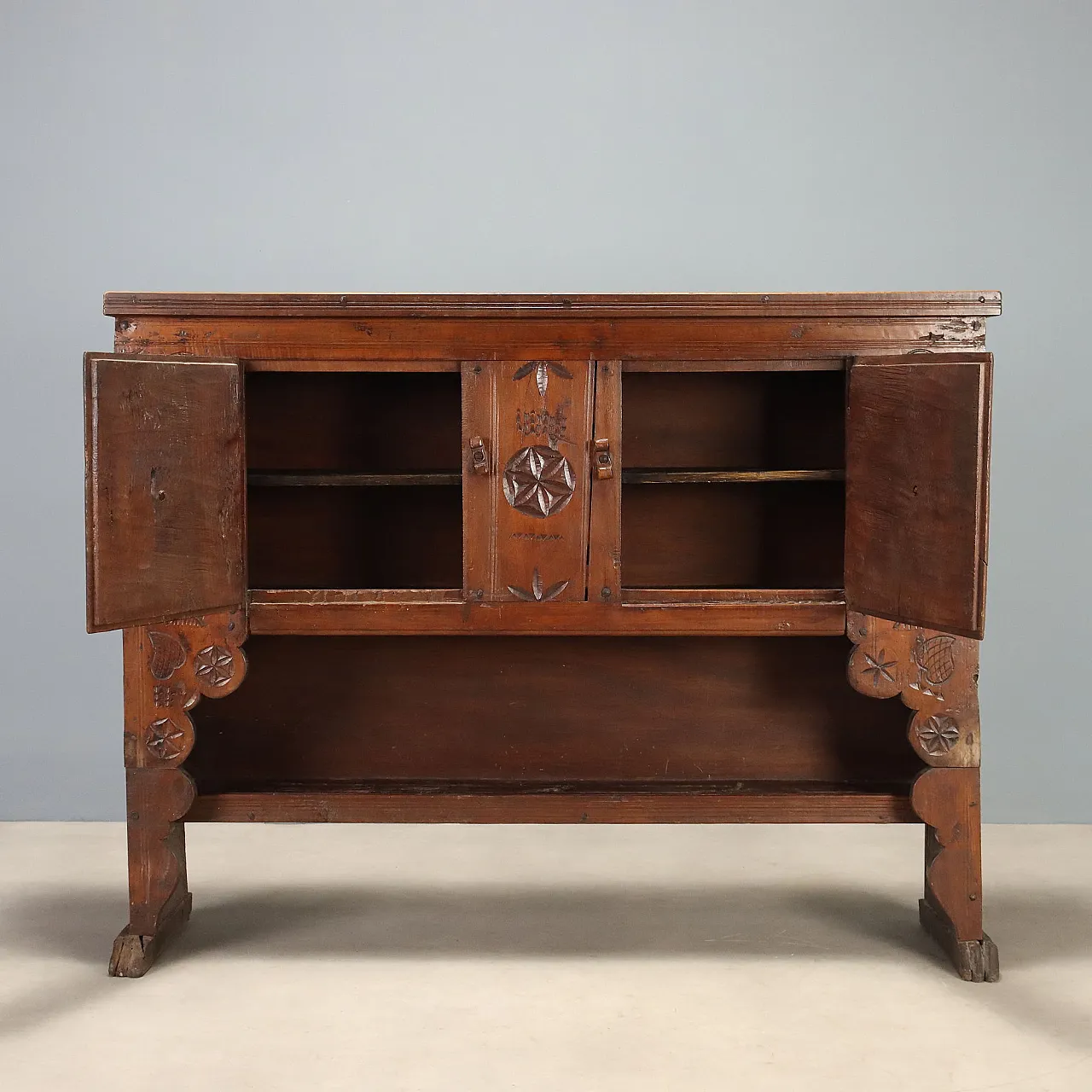 Walnut and chestnut sideboard with carvings, 19th century 4