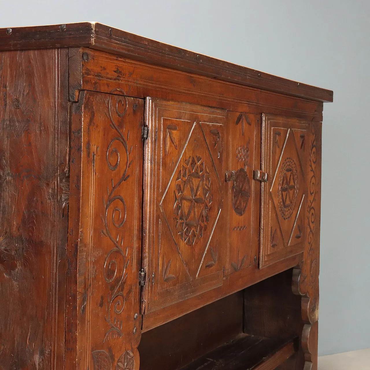 Walnut and chestnut sideboard with carvings, 19th century 5