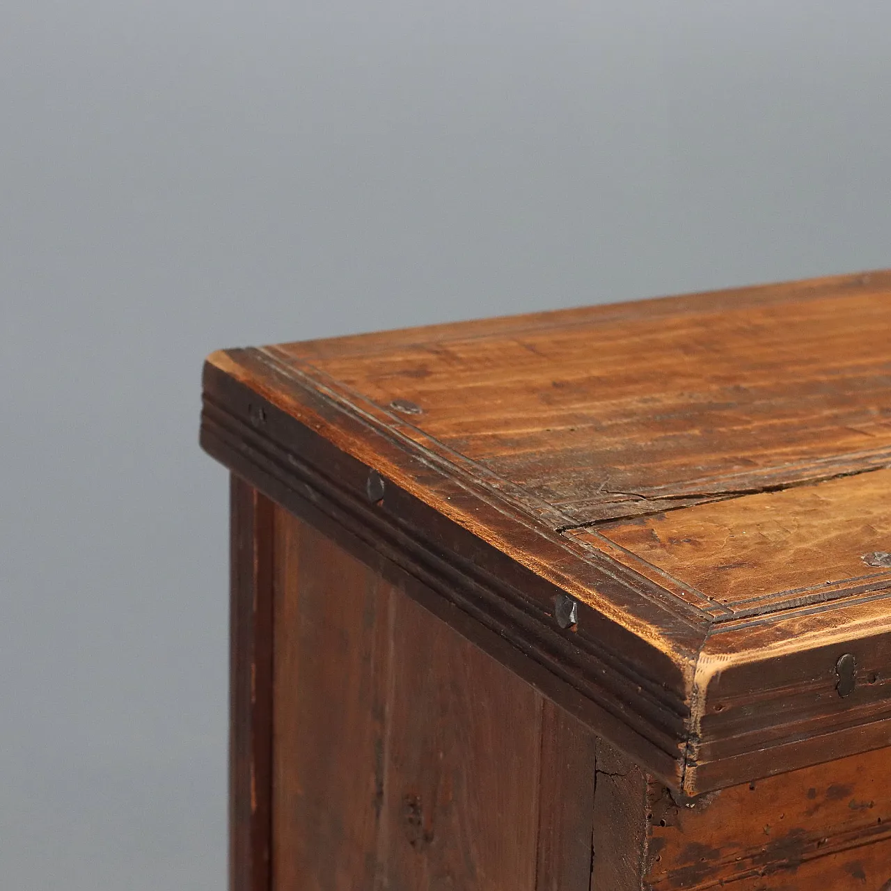 Walnut and chestnut sideboard with carvings, 19th century 6