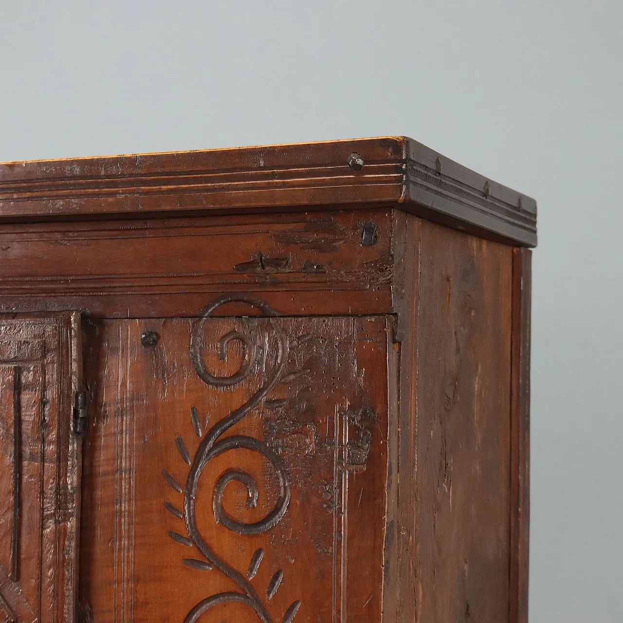 Walnut and chestnut sideboard with carvings, 19th century 7