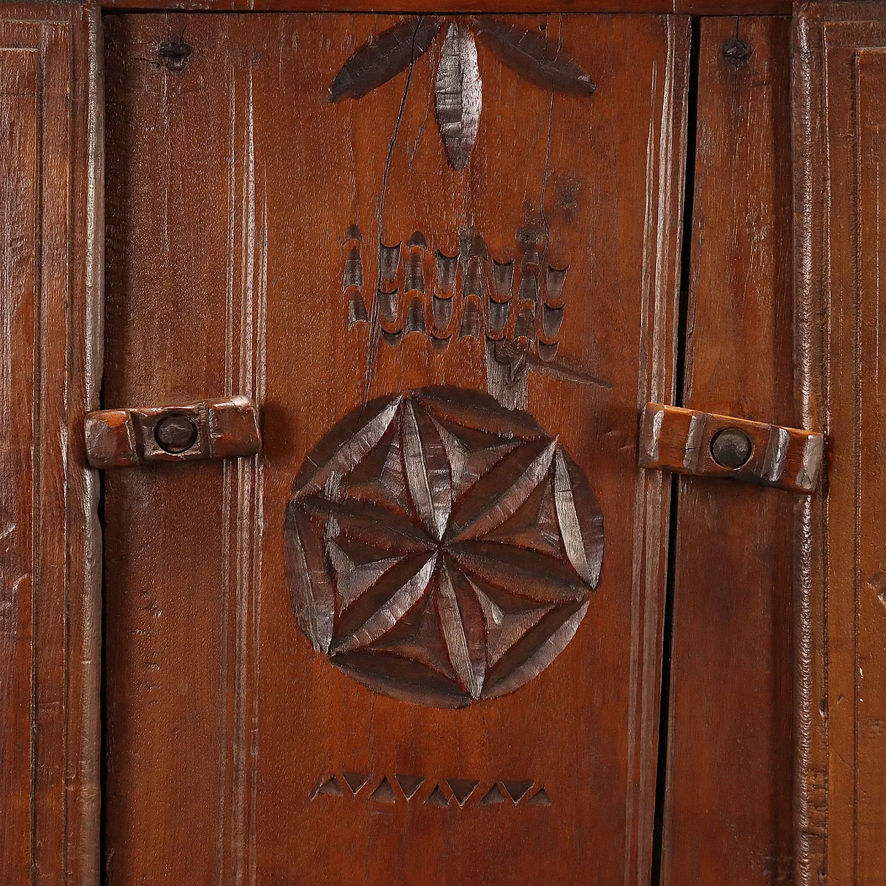 Walnut and chestnut sideboard with carvings, 19th century 9