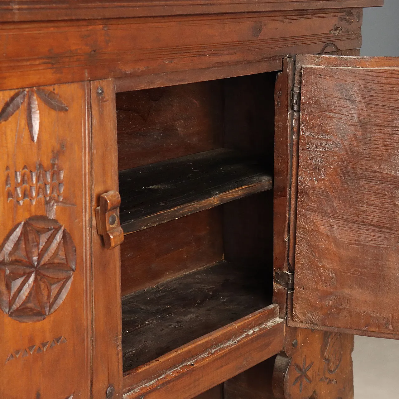 Walnut and chestnut sideboard with carvings, 19th century 10
