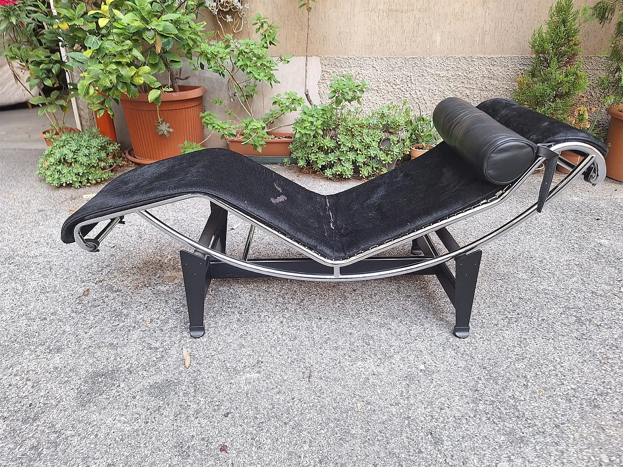 Chaise longue LC4 in cavallino nero di Le Corbusier per Cassina, anni '70 9