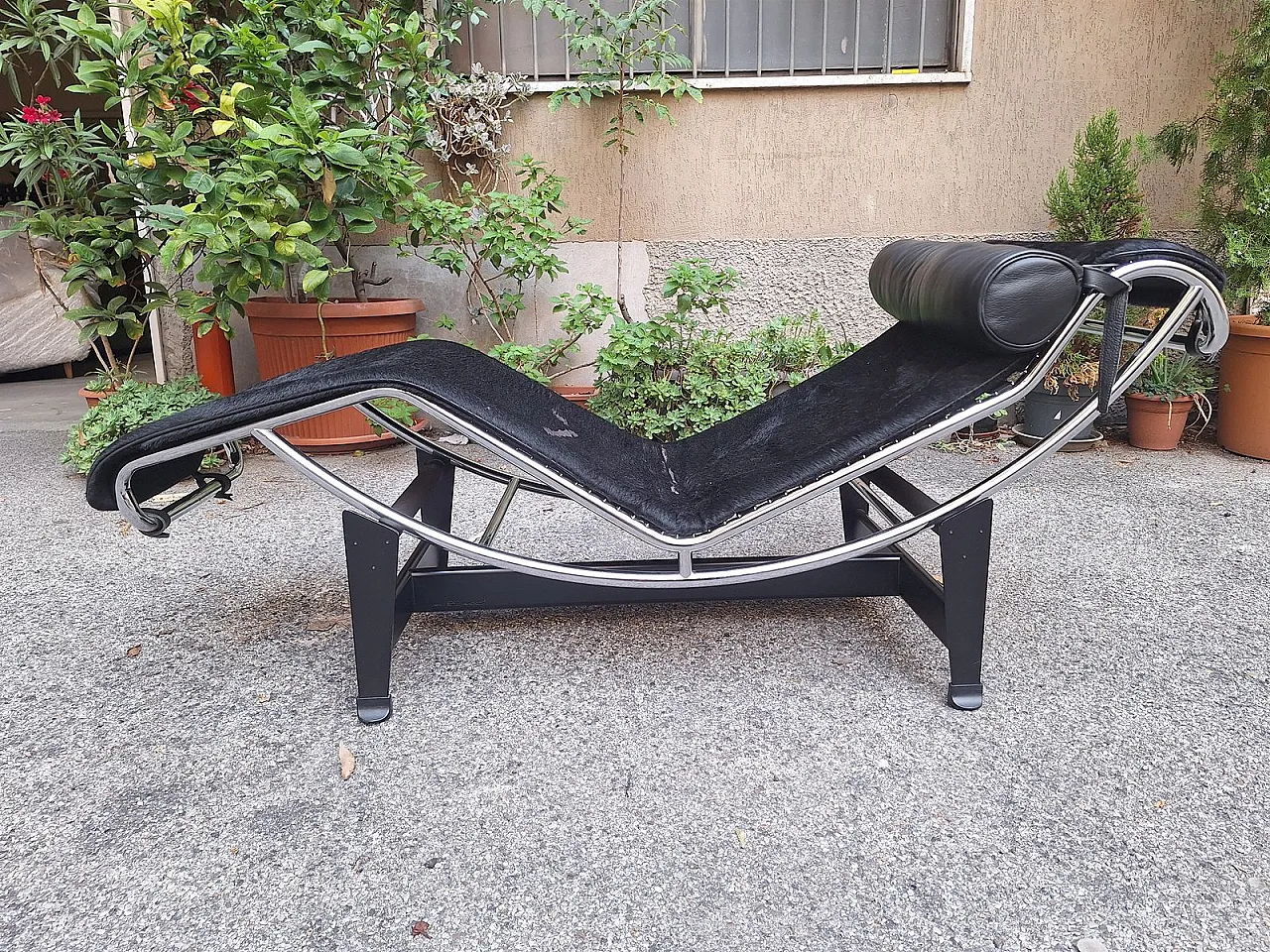 Chaise longue LC4 in cavallino nero di Le Corbusier per Cassina, anni '70 10