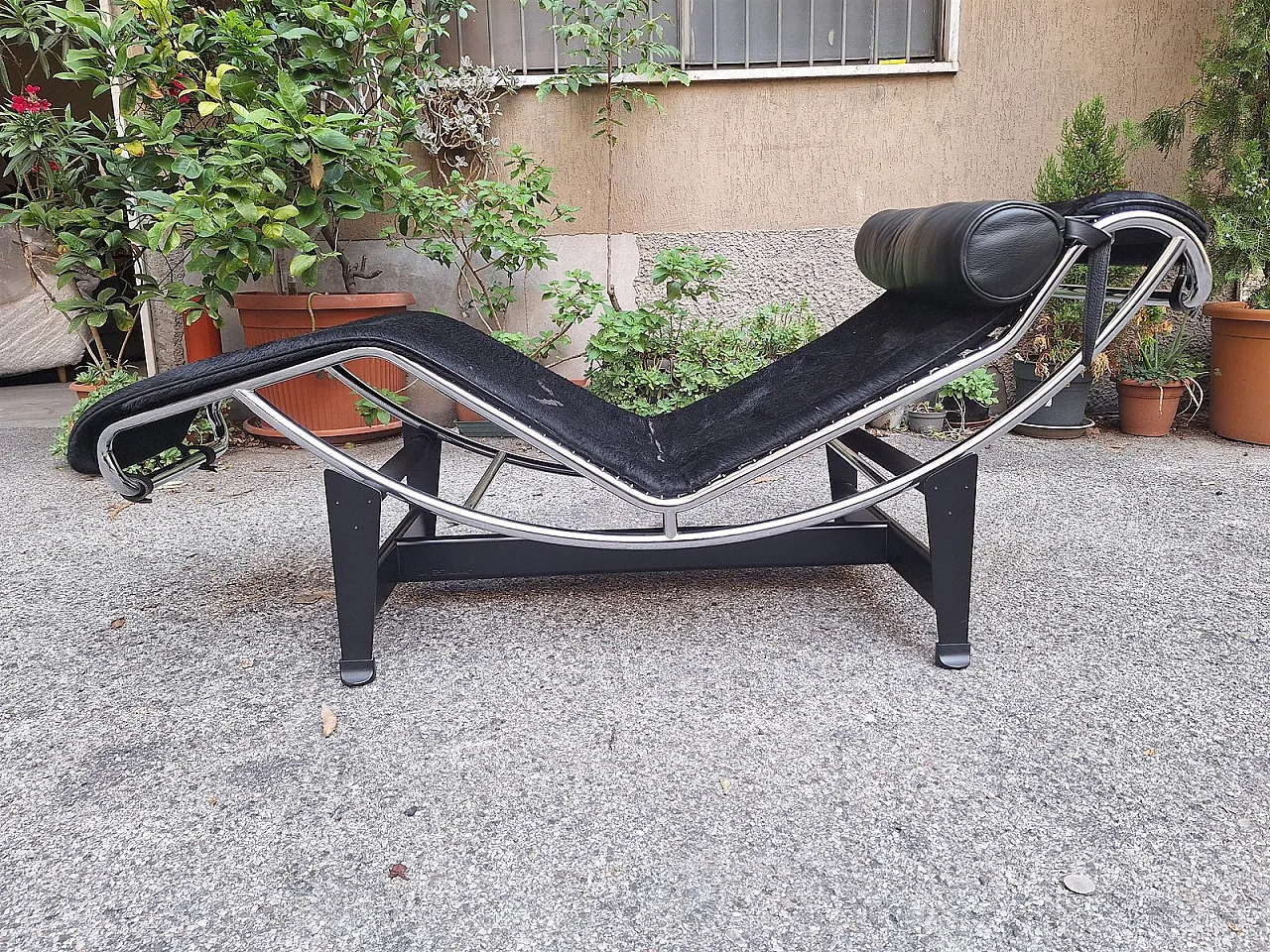 Chaise longue LC4 in cavallino nero di Le Corbusier per Cassina, anni '70 11