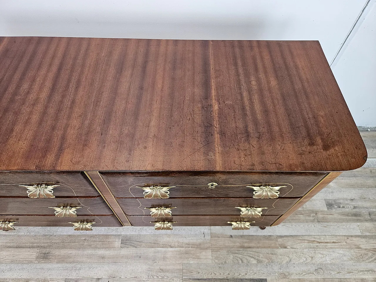 Cassettone Art Decò in noce e ottone 5