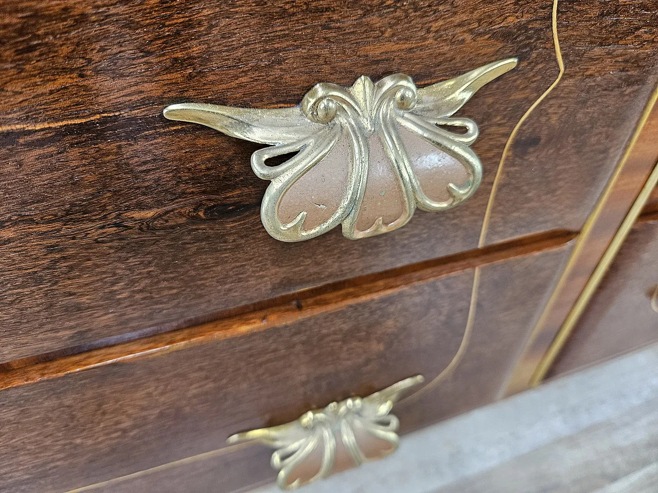 Cassettone Art Decò in noce e ottone 9