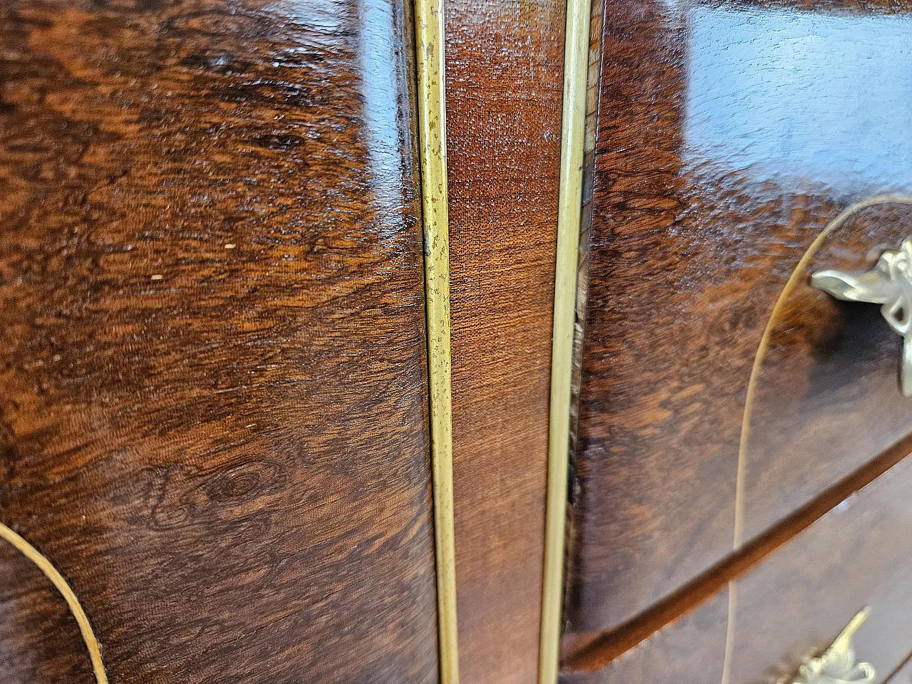 Cassettone Art Decò in noce e ottone 10