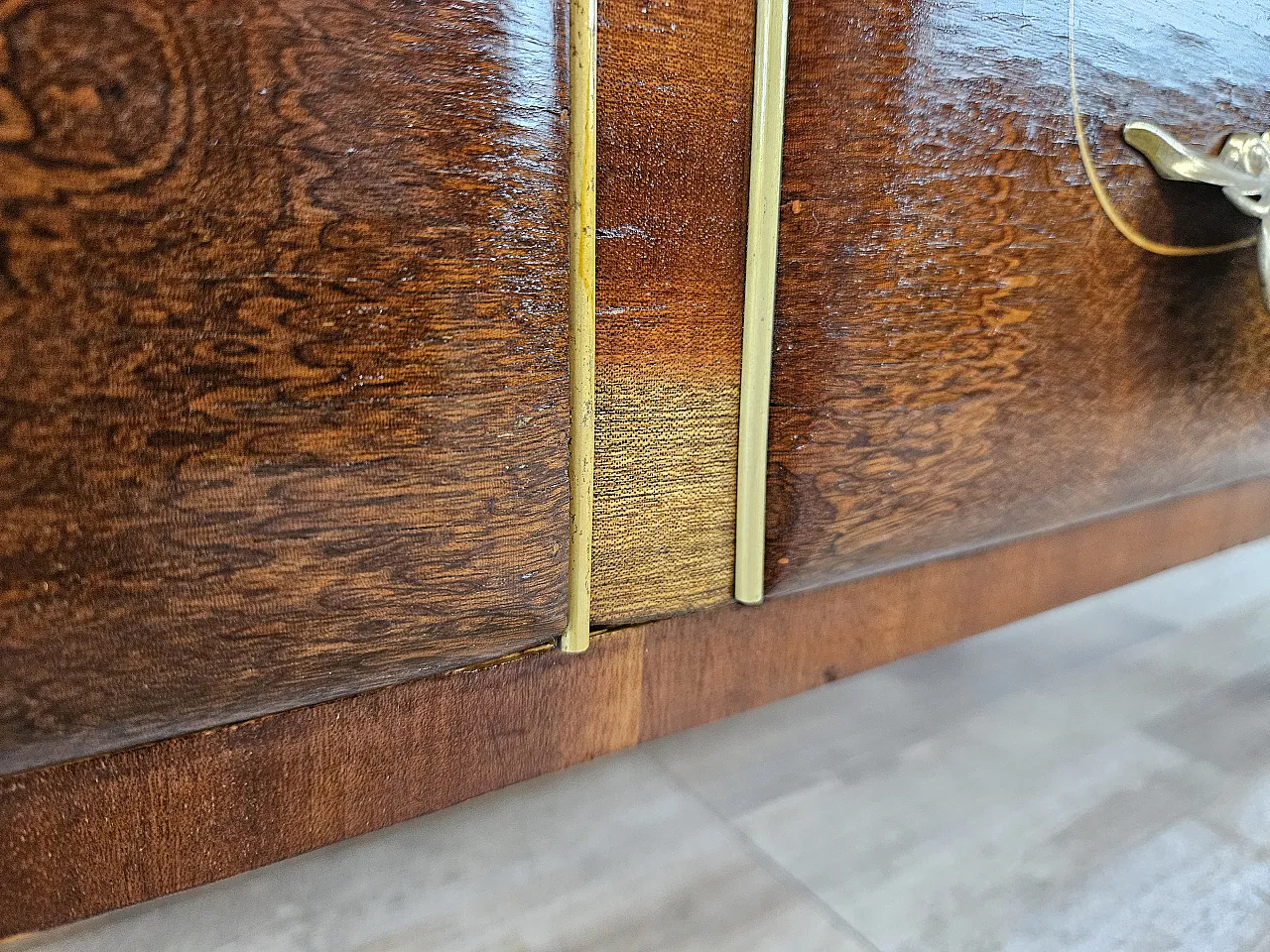Cassettone Art Decò in noce e ottone 11