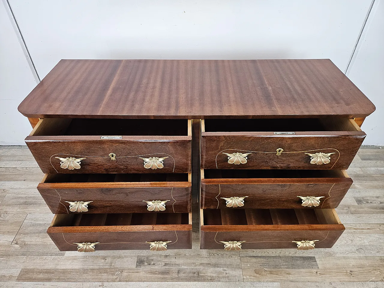 Cassettone Art Decò in noce e ottone 12