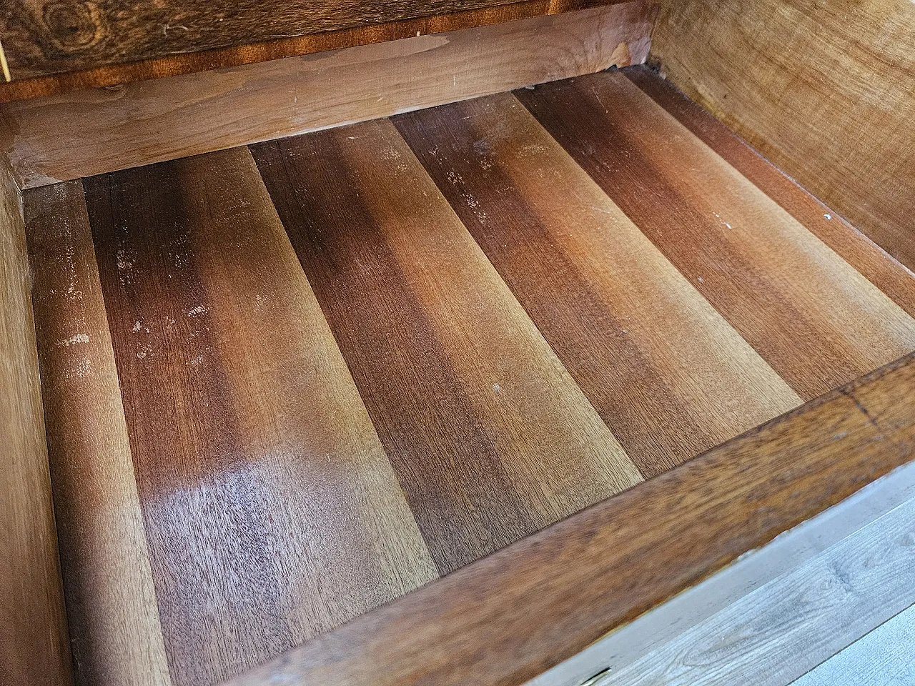 Cassettone Art Decò in noce e ottone 15