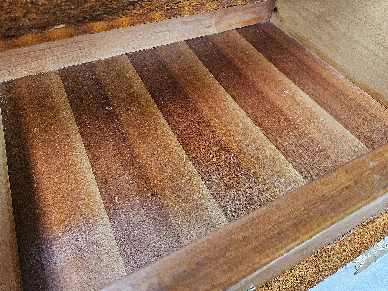 Cassettone Art Decò in noce e ottone 17