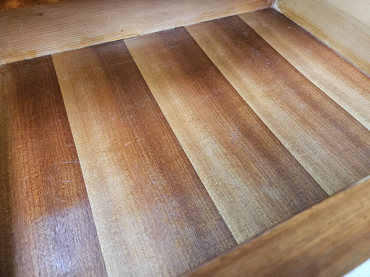 Cassettone Art Decò in noce e ottone 18