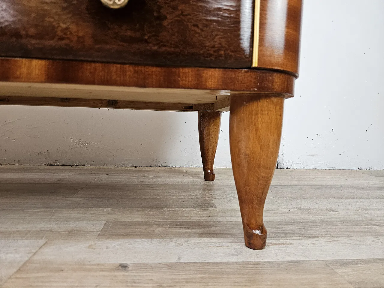 Cassettone Art Decò in noce e ottone 19