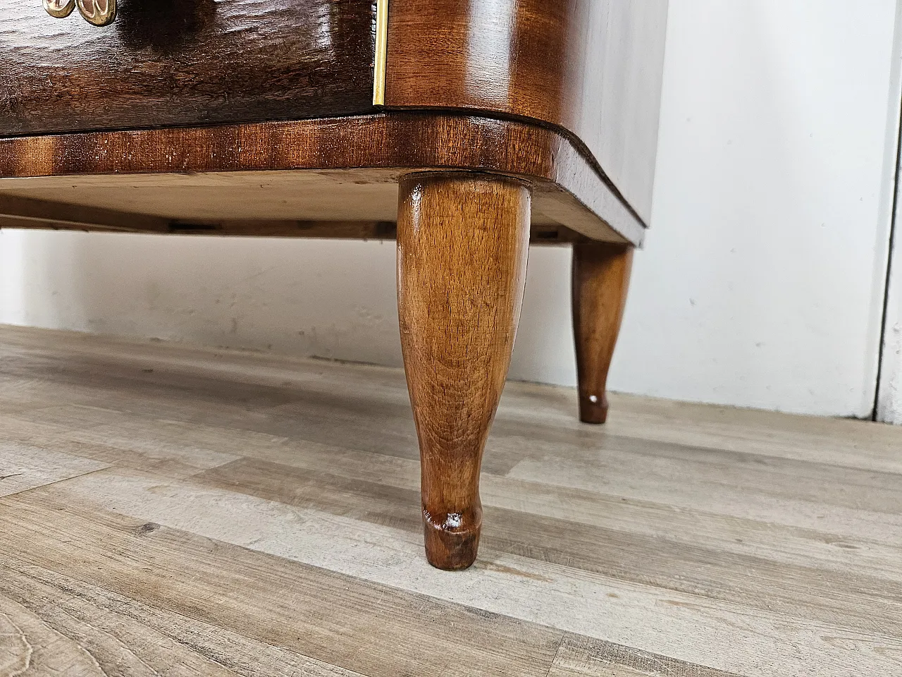 Cassettone Art Decò in noce e ottone 20